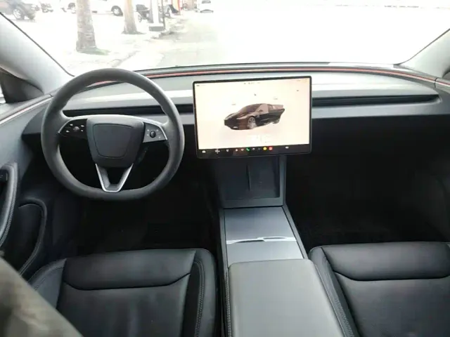 Tesla Model 3 — Фото автомобиля 9