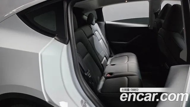 Tesla Model Y — Фото автомобиля 11