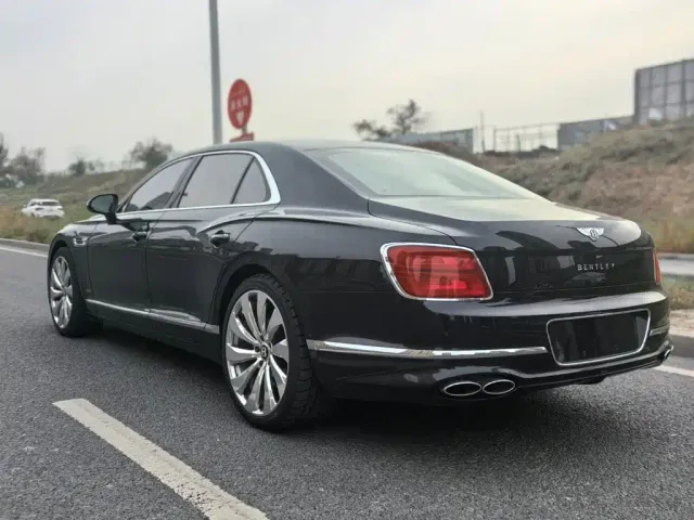 Bentley Flying Spur — Фото автомобиля 4