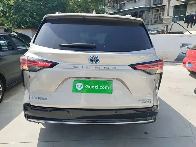 Toyota Sienna — Фото автомобиля 3