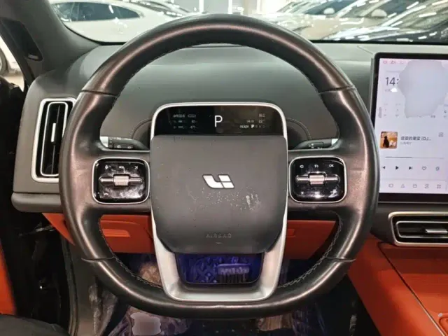 Li Auto L8 — Фото автомобиля 10