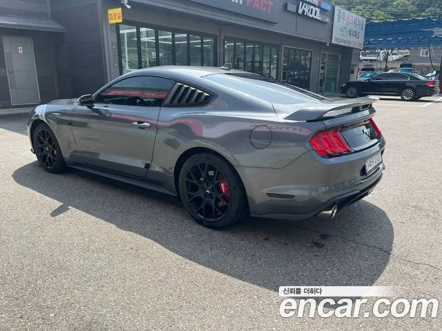Ford Mustang — Фото автомобиля 3
