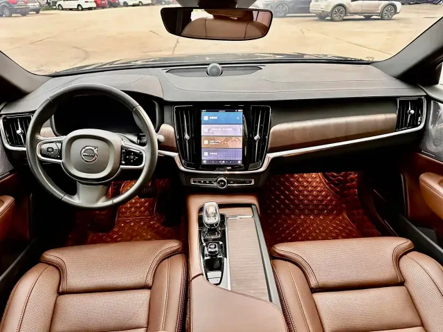 Volvo S90 — Фото автомобиля 5