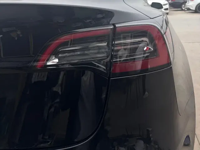 Tesla Model 3 — Фото автомобиля 6