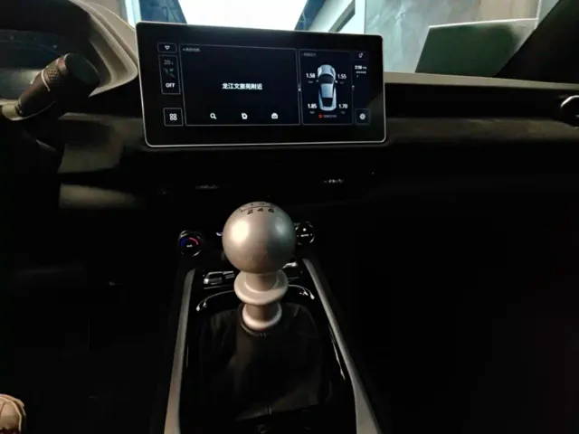 Lotus Emira — Фото автомобиля 8