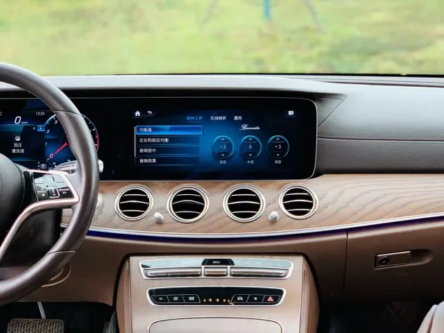 Mercedes-Benz E-Class — Фото автомобиля 24
