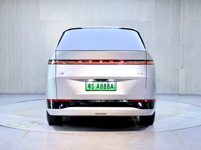 Xpeng X9 — Фото автомобиля 6