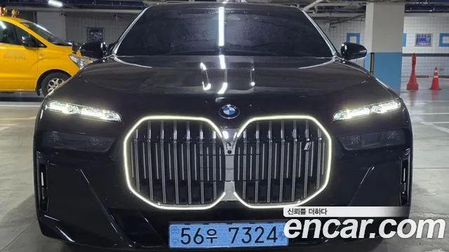 Фотография автомобиля — BMW i7 G70