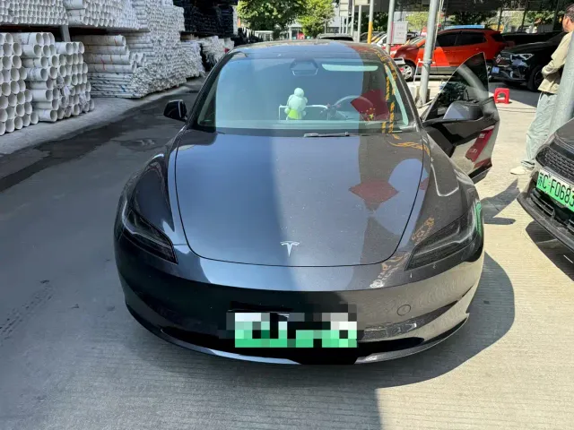 Tesla Model 3 — Фото автомобиля 2