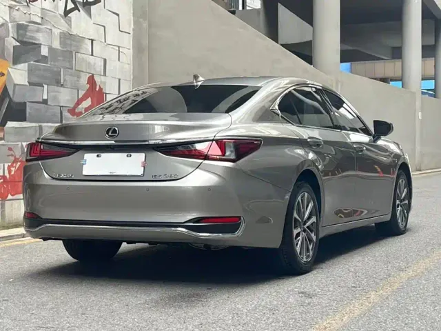 Lexus ES — Фото автомобиля 4