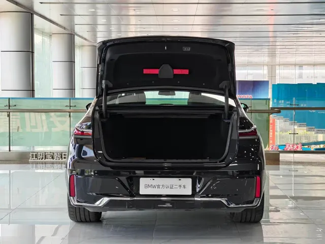 BMW i7 — Фото автомобиля 7