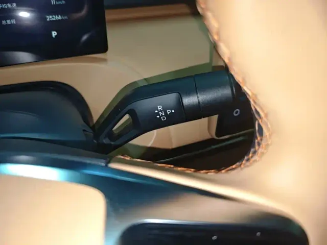 Geely Galaxy Starship 7 EM-i — Фото автомобиля 13