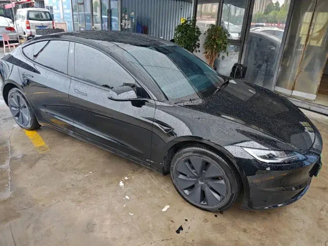 Tesla Model 3 — Фото автомобиля 3