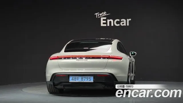Porsche Taycan — Фото автомобиля 4
