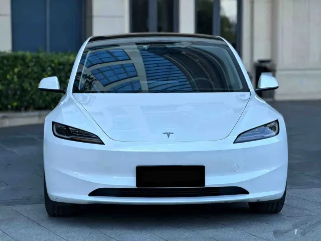 Tesla Model 3 — Фото автомобиля 2