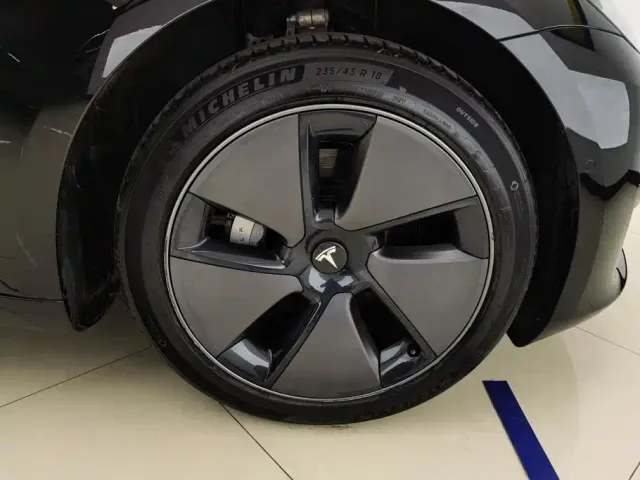 Tesla Model 3 — Фото автомобиля 6