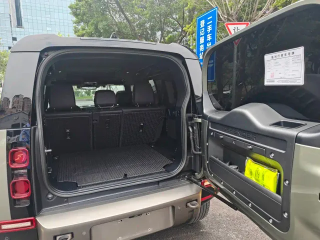 Land Rover Defender — Фото автомобиля 10