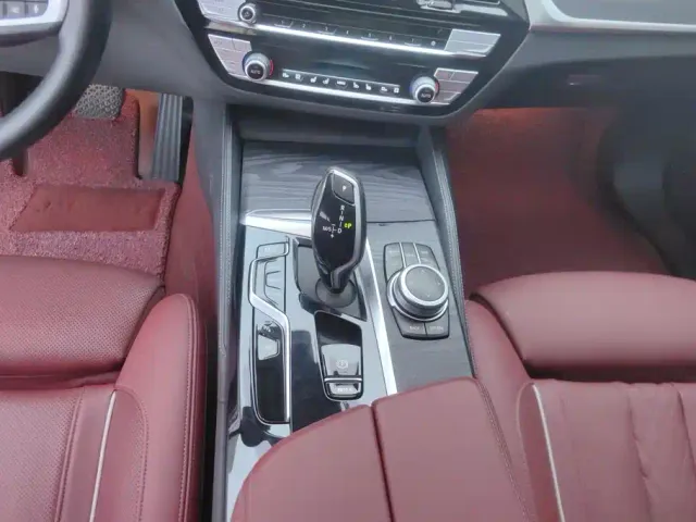 BMW 5 Series — Фото автомобиля 16