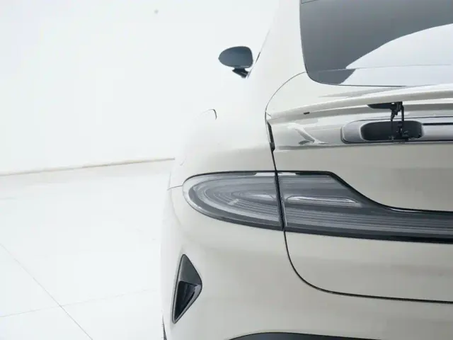 Xiaomi SU7 — Фото автомобиля 13
