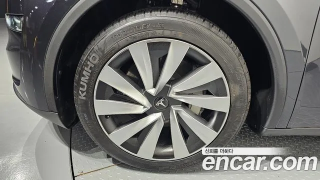 Tesla Model Y — Фото автомобиля 5