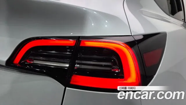 Tesla Model Y — Фото автомобиля 23