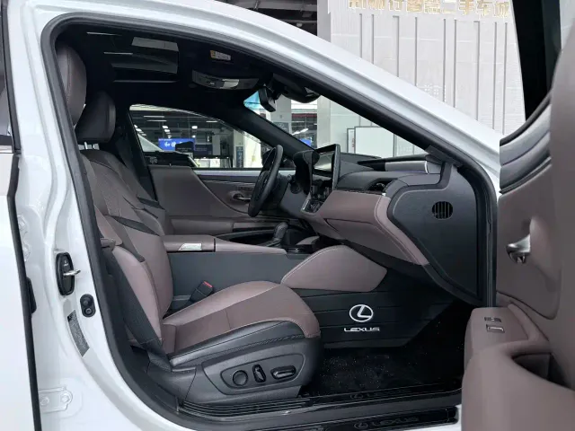 Lexus ES — Фото автомобиля 12