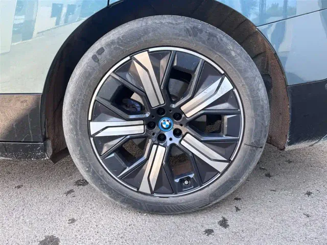 BMW iX — Фото автомобиля 18