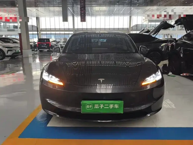 Tesla Model 3 — Фото автомобиля 2