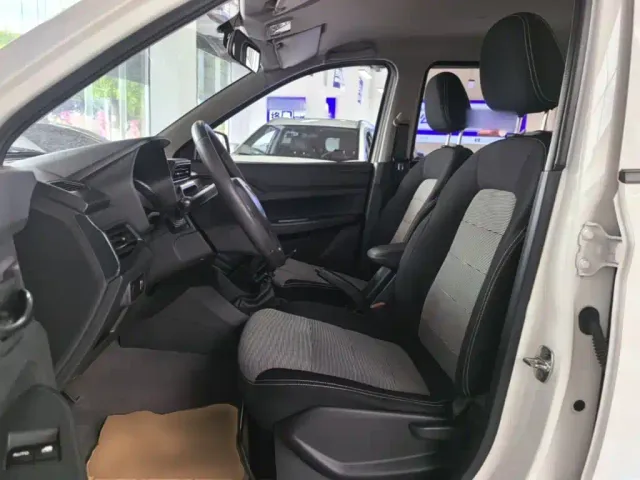 Wuling Hongguang — Фото автомобиля 14