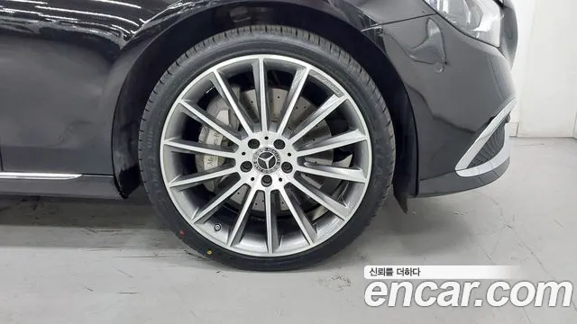 Mercedes-Benz E-Class — Фото автомобиля 5