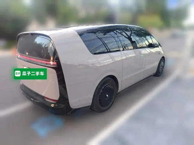 Li Auto MEGA — Фото автомобиля 4
