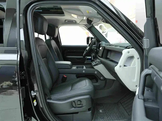 Land Rover Defender — Фото автомобиля 12