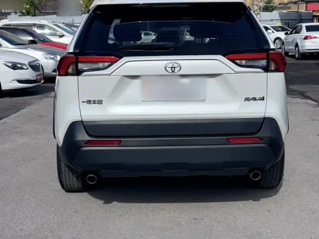 Toyota RAV4 — Фото автомобиля 12