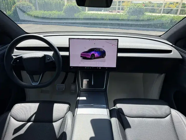 Tesla Model Y L — Фото автомобиля 9