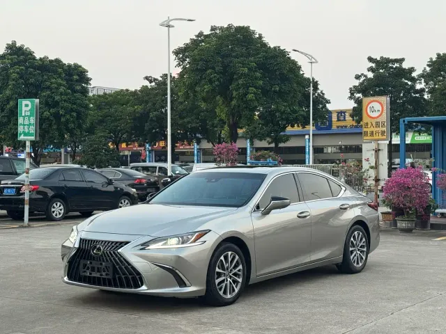 Фотография автомобиля — Lexus ES