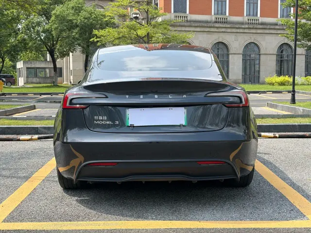 Tesla Model 3 — Фото автомобиля 5