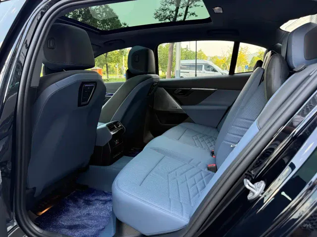 BMW i5 — Фото автомобиля 9