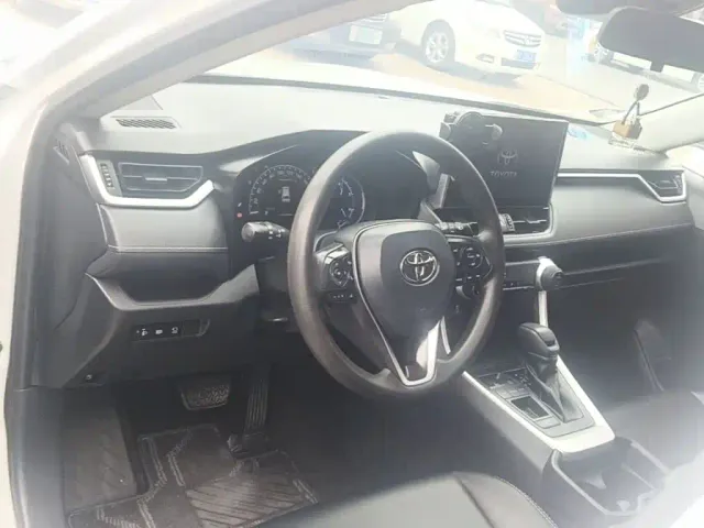 Toyota RAV4 — Фото автомобиля 9