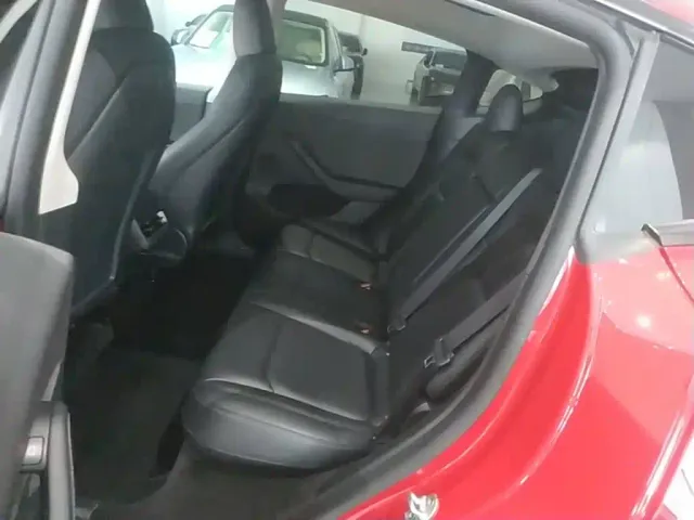 Tesla Model Y — Фото автомобиля 16