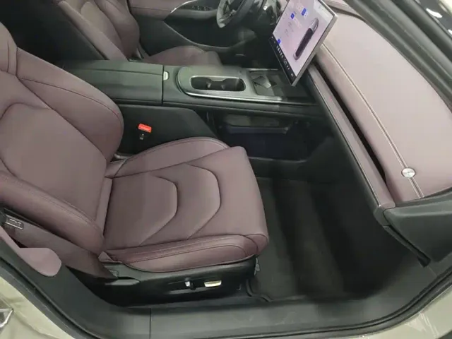 Xiaomi SU7 — Фото автомобиля 24