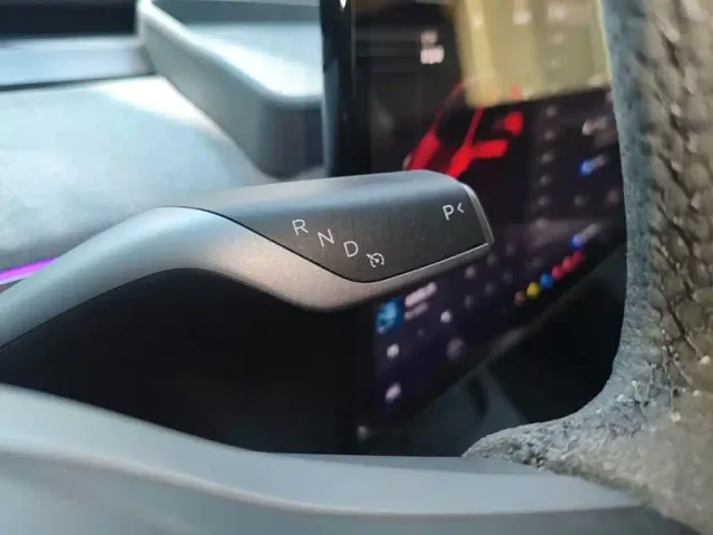 Tesla Model Y — Фото автомобиля 13