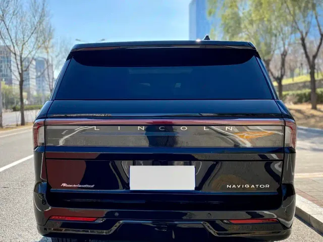 Lincoln Navigator — Фото автомобиля 4