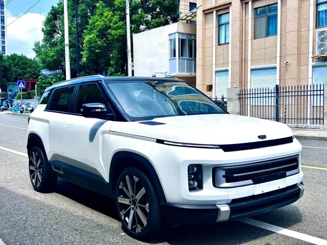 Geely ICON — Фото автомобиля 2