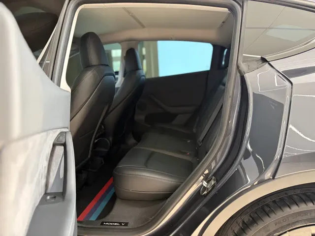 Tesla Model Y — Фото автомобиля 13
