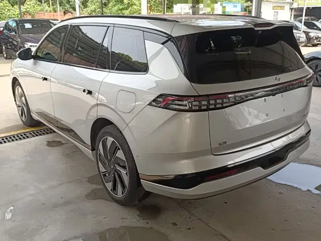 Dongfeng Yipai eπ008 2024 210Max Range Extender 6-Seater — Фото автомобиля 4