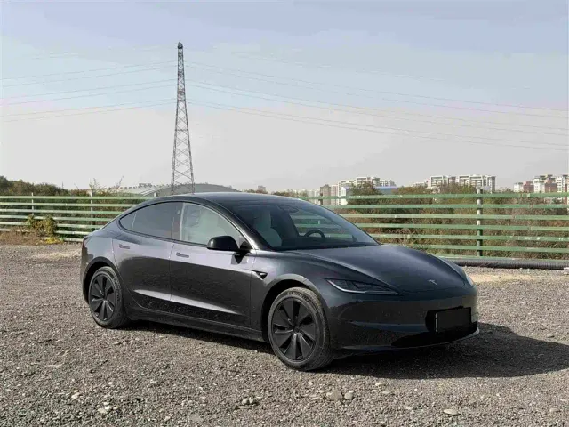 Tesla Model 3 — Фото автомобиля 3