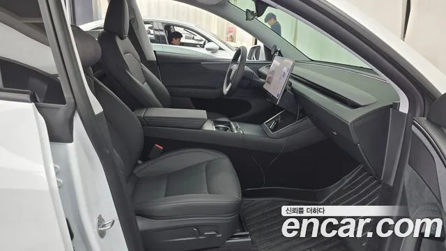 Tesla Model Y — Фото автомобиля 25