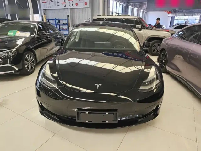 Tesla Model 3 — Фото автомобиля 2