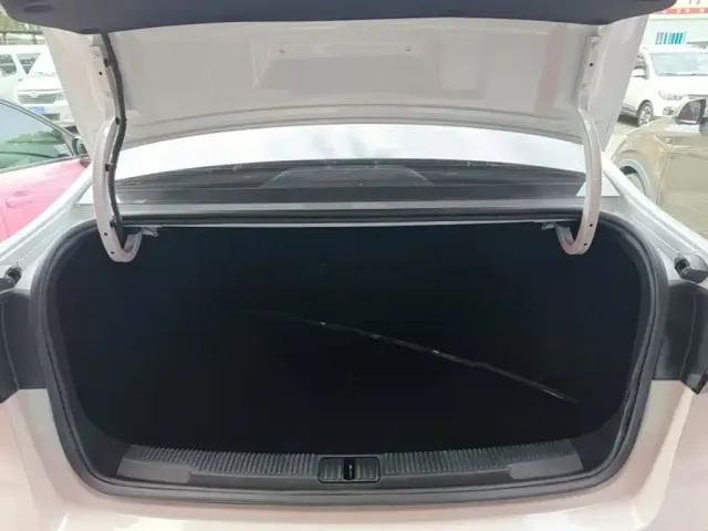 Roewe Roewe i5 2021 1.5L CVT Diamond Edition — Фото автомобиля 18