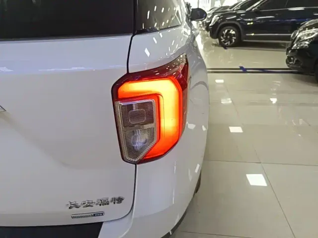 Ford Explorer — Фото автомобиля 7